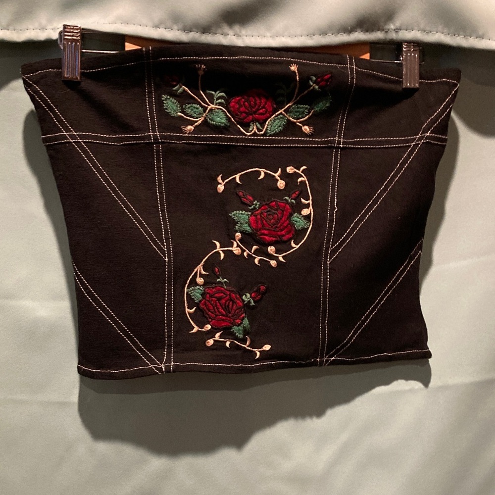 Women’s Black Embroidered Rose Stapless Crop Top